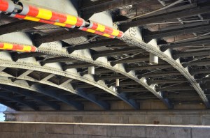 Under en bro i Stockholm